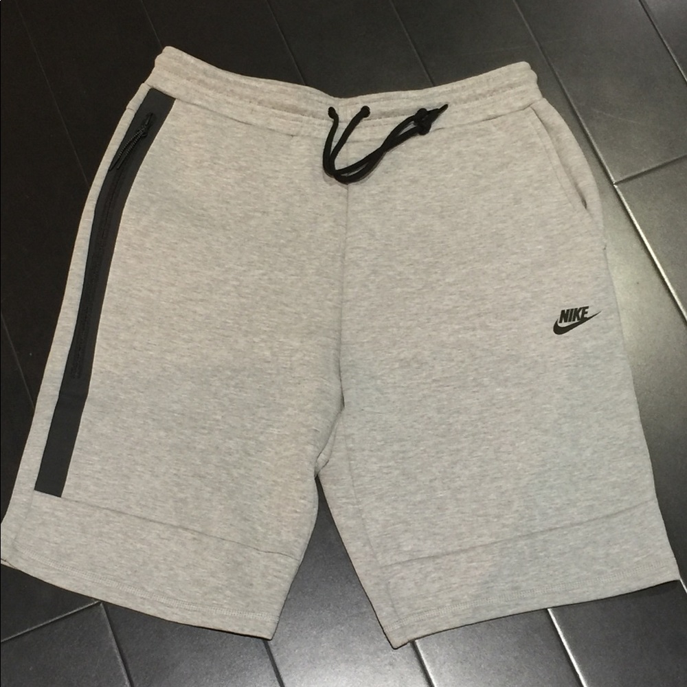 Brand new with tag Nike Tapered Shorts Gray Sz L